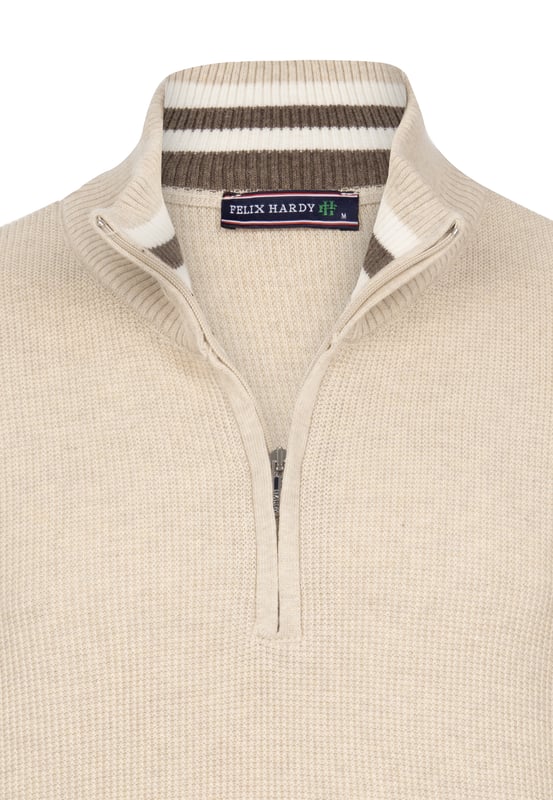 Entdecken Sie den Felix Hardy Herren Stehkragen-Halbzip-Pullover, der nahtlos Stil und Komfort vereint. Hergestellt aus 100% Baumwolle, verkörpert dieser Pullover Felix Hardys Engagement für hochwertiges Handwerk und natürliche Materialien. Mit einem geraden Schnitt für eine moderne Ästhetik ausgestattet, bietet er einen Halbzip-Verschluss für zusätzlichen Komfort. Perfekt für den täglichen Gebrauch bietet dieser Pullover ganztägigen Komfort und einen gepflegten Look, der für Büroumgebungen geeignet ist. Er dient auch als vielseitiges Kleidungsstück zum Schichten in kühlerem Wetter oder Übergangszeiten. Kombinieren Sie ihn mühelos mit Chinos oder Jeans für ein smartes Freizeit-Outfit oder tragen Sie ihn über einem Hemd oder T-Shirt für verschiedene Styling-Optionen. Erhältlich in mehreren Farben, die Ihren persönlichen Vorlieben entsprechen, und einfach zu pflegen mit maschinenwaschbaren Eigenschaften, gewährleistet er Langlebigkeit, ohne dabei auf Stil zu verzichten.
