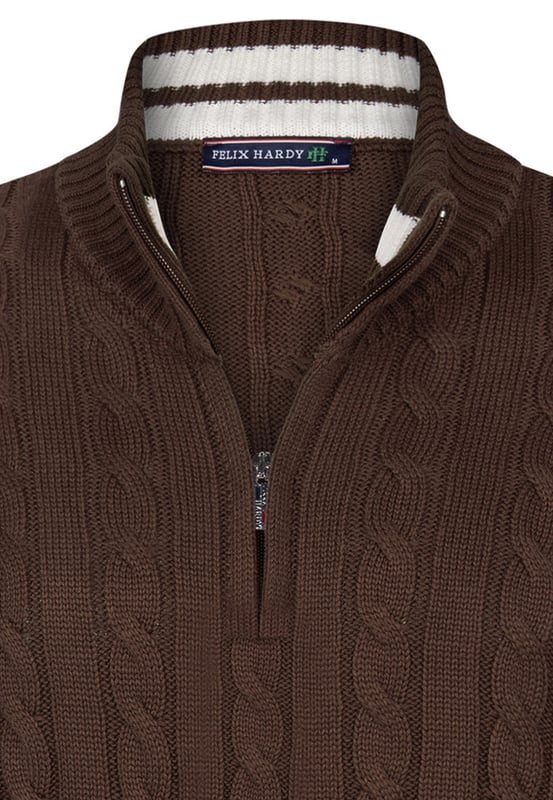 Felix Hardys Herren-Halbreißverschluss-Pullover mit Zopfmuster vereinen Eleganz und Komfort. Aus Baumwolle gefertigt, bieten sie ein natürliches und angenehmes Tragegefühl. Das klassische Zopfmuster-Design mit Halbreißverschluss verleiht diesen Pullovern einen zeitlosen und vielseitigen Look, während der hochwertige Stoff Weichheit und Haltbarkeit gewährleistet.Die Pullover bieten mehrere wichtige Eigenschaften und Vorteile. Hergestellt aus hochwertigen Materialien, garantieren sie Weichheit und Widerstandsfähigkeit. Das klassische Zopfmuster mit Halbreißverschluss betont ihre zeitlose Anziehungskraft und macht sie für verschiedene Anlässe geeignet, dank ihres schlichten und eleganten Stils. Komfort steht im Vordergrund, mit einer flexiblen Struktur und einer bequemen Passform, die ideal für ganztägiges Tragen ist.Die Pullover lassen sich mühelos mit Jeans, Hosen oder Chinos kombinieren und sind in verschiedenen Farben erhältlich, um den persönlichen Stilvorlieben gerecht zu werden. Saisonale Vielseitigkeit macht sie passend für Frühling, Herbst und kühlere Sommertage. Stil-Tipps umfassen lässig-schicke Optionen wie die Kombination mit Jeans und Stiefeln oder elegante Abendlooks mit maßgeschneiderten Hosen und eleganten Schuhen. In kälteren Wetterlagen können Sie sie mit einer Jacke oder einem Mantel für zusätzliche Wärme und Stil kombinieren.Pflegehinweise empfehlen Handwäsche oder Maschinenwäsche in kaltem Wasser, Bügeln bei niedriger Hitze und Vermeidung von Bleichmitteln oder chemischer Reinigung. Mit sorgfältiger Aufmerksamkeit für Details und Verwendung hochwertiger Materialien sind Felix Hardys Herren-Halbreißverschluss-Pullover mit Zopfmuster darauf ausgelegt, sowohl Stil als auch Komfort zu bieten und sie zu einem vielseitigen Kleiderschrank-Essential für jede Jahreszeit zu machen.