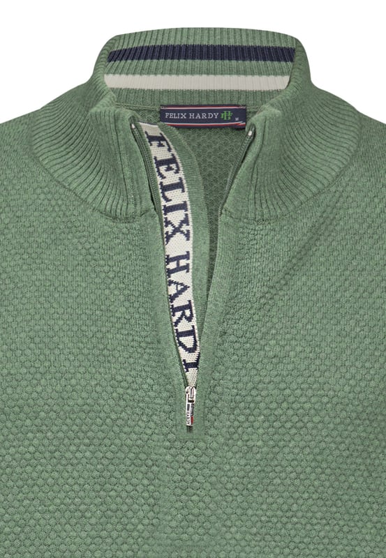 Genießen Sie klassischen Stil mit einer Prise moderner Funktionalität im Felix Hardy Herren Halbzip Baumwollpullover. Komplett aus 100% Baumwolle gefertigt, verkörpert dieser Pullover Felix Hardys Engagement für Qualitätshandwerk und Komfort. Sein vielseitiges Halbzip-Design macht ihn ideal zum Schichten über Hemden oder zum allein Tragen und passt sich mühelos verschiedenen Umgebungen an. Der weiche, atmungsaktive Stoff sorgt den ganzen Tag über für eine bequeme Passform und macht ihn zur idealen Wahl für lässige Ausflüge und halbformelle Anlässe. Dank maschinenwaschbarer Eigenschaften ist er einfach zu pflegen und behält Form und Farbe, wodurch er saisonale Anziehungskraft von Jahr zu Jahr behält.