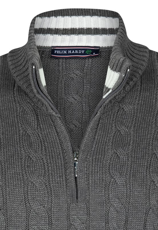 Zopfmuster Halber Reißverschluss Pullover Miguel Felix Hardys Herren-Halbreißverschluss-Pullover mit Zopfmuster vereinen Eleganz und Komfort. Aus Baumwolle gefertigt, bieten sie ein natürliches und angenehmes Tragegefühl. Das klassische Zopfmuster-Design mit Halbreißverschluss verleiht diesen Pullovern einen zeitlosen und vielseitigen Look, während der hochwertige Stoff Weichheit und Haltbarkeit gewährleistet.Die Pullover bieten mehrere wichtige Eigenschaften und Vorteile. Hergestellt aus hochwertigen Materialien, garantieren sie Weichheit und Widerstandsfähigkeit. Das klassische Zopfmuster mit Halbreißverschluss betont ihre zeitlose Anziehungskraft und macht sie für verschiedene Anlässe geeignet, dank ihres schlichten und eleganten Stils. Komfort steht im Vordergrund, mit einer flexiblen Struktur und einer bequemen Passform, die ideal für ganztägiges Tragen ist.Die Pullover lassen sich mühelos mit Jeans, Hosen oder Chinos kombinieren und sind in verschiedenen Farben erhältlich, um den persönlichen Stilvorlieben gerecht zu werden. Saisonale Vielseitigkeit macht sie passend für Frühling, Herbst und kühlere Sommertage. Stil-Tipps umfassen lässig-schicke Optionen wie die Kombination mit Jeans und Stiefeln oder elegante Abendlooks mit maßgeschneiderten Hosen und eleganten Schuhen. In kälteren Wetterlagen können Sie sie mit einer Jacke oder einem Mantel für zusätzliche Wärme und Stil kombinieren.Pflegehinweise empfehlen Handwäsche oder Maschinenwäsche in kaltem Wasser, Bügeln bei niedriger Hitze und Vermeidung von Bleichmitteln oder chemischer Reinigung. Mit sorgfältiger Aufmerksamkeit für Details und Verwendung hochwertiger Materialien sind Felix Hardys Herren-Halbreißverschluss-Pullover mit Zopfmuster darauf ausgelegt, sowohl Stil als auch Komfort zu bieten und sie zu einem vielseitigen Kleiderschrank-Essential für jede Jahreszeit zu machen.