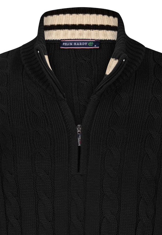 Felix Hardys Herren-Halbreißverschluss-Pullover mit Zopfmuster vereinen Eleganz und Komfort. Aus Baumwolle gefertigt, bieten sie ein natürliches und angenehmes Tragegefühl. Das klassische Zopfmuster-Design mit Halbreißverschluss verleiht diesen Pullovern einen zeitlosen und vielseitigen Look, während der hochwertige Stoff Weichheit und Haltbarkeit gewährleistet.Die Pullover bieten mehrere wichtige Eigenschaften und Vorteile. Hergestellt aus hochwertigen Materialien, garantieren sie Weichheit und Widerstandsfähigkeit. Das klassische Zopfmuster mit Halbreißverschluss betont ihre zeitlose Anziehungskraft und macht sie für verschiedene Anlässe geeignet, dank ihres schlichten und eleganten Stils. Komfort steht im Vordergrund, mit einer flexiblen Struktur und einer bequemen Passform, die ideal für ganztägiges Tragen ist.Die Pullover lassen sich mühelos mit Jeans, Hosen oder Chinos kombinieren und sind in verschiedenen Farben erhältlich, um den persönlichen Stilvorlieben gerecht zu werden. Saisonale Vielseitigkeit macht sie passend für Frühling, Herbst und kühlere Sommertage. Stil-Tipps umfassen lässig-schicke Optionen wie die Kombination mit Jeans und Stiefeln oder elegante Abendlooks mit maßgeschneiderten Hosen und eleganten Schuhen. In kälteren Wetterlagen können Sie sie mit einer Jacke oder einem Mantel für zusätzliche Wärme und Stil kombinieren.Pflegehinweise empfehlen Handwäsche oder Maschinenwäsche in kaltem Wasser, Bügeln bei niedriger Hitze und Vermeidung von Bleichmitteln oder chemischer Reinigung. Mit sorgfältiger Aufmerksamkeit für Details und Verwendung hochwertiger Materialien sind Felix Hardys Herren-Halbreißverschluss-Pullover mit Zopfmuster darauf ausgelegt, sowohl Stil als auch Komfort zu bieten und sie zu einem vielseitigen Kleiderschrank-Essential für jede Jahreszeit zu machen.