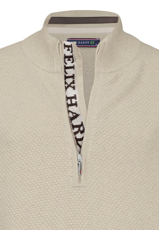 Genießen Sie klassischen Stil mit einer Prise moderner Funktionalität im Felix Hardy Herren Halbzip Baumwollpullover. Komplett aus 100% Baumwolle gefertigt, verkörpert dieser Pullover Felix Hardys Engagement für Qualitätshandwerk und Komfort. Sein vielseitiges Halbzip-Design macht ihn ideal zum Schichten über Hemden oder zum allein Tragen und passt sich mühelos verschiedenen Umgebungen an. Der weiche, atmungsaktive Stoff sorgt den ganzen Tag über für eine bequeme Passform und macht ihn zur idealen Wahl für lässige Ausflüge und halbformelle Anlässe. Dank maschinenwaschbarer Eigenschaften ist er einfach zu pflegen und behält Form und Farbe, wodurch er saisonale Anziehungskraft von Jahr zu Jahr behält.