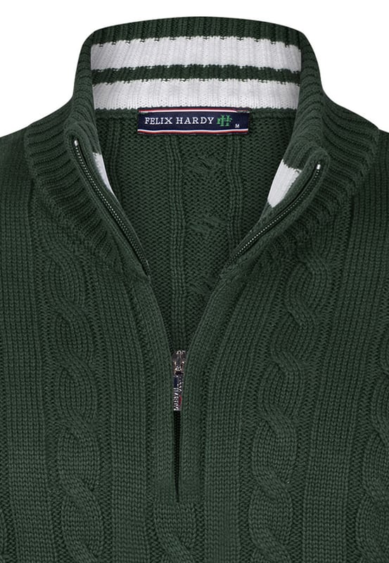 Felix Hardys Herren-Halbreißverschluss-Pullover mit Zopfmuster vereinen Eleganz und Komfort. Aus Baumwolle gefertigt, bieten sie ein natürliches und angenehmes Tragegefühl. Das klassische Zopfmuster-Design mit Halbreißverschluss verleiht diesen Pullovern einen zeitlosen und vielseitigen Look, während der hochwertige Stoff Weichheit und Haltbarkeit gewährleistet.Die Pullover bieten mehrere wichtige Eigenschaften und Vorteile. Hergestellt aus hochwertigen Materialien, garantieren sie Weichheit und Widerstandsfähigkeit. Das klassische Zopfmuster mit Halbreißverschluss betont ihre zeitlose Anziehungskraft und macht sie für verschiedene Anlässe geeignet, dank ihres schlichten und eleganten Stils. Komfort steht im Vordergrund, mit einer flexiblen Struktur und einer bequemen Passform, die ideal für ganztägiges Tragen ist.Die Pullover lassen sich mühelos mit Jeans, Hosen oder Chinos kombinieren und sind in verschiedenen Farben erhältlich, um den persönlichen Stilvorlieben gerecht zu werden. Saisonale Vielseitigkeit macht sie passend für Frühling, Herbst und kühlere Sommertage. Stil-Tipps umfassen lässig-schicke Optionen wie die Kombination mit Jeans und Stiefeln oder elegante Abendlooks mit maßgeschneiderten Hosen und eleganten Schuhen. In kälteren Wetterlagen können Sie sie mit einer Jacke oder einem Mantel für zusätzliche Wärme und Stil kombinieren.Pflegehinweise empfehlen Handwäsche oder Maschinenwäsche in kaltem Wasser, Bügeln bei niedriger Hitze und Vermeidung von Bleichmitteln oder chemischer Reinigung. Mit sorgfältiger Aufmerksamkeit für Details und Verwendung hochwertiger Materialien sind Felix Hardys Herren-Halbreißverschluss-Pullover mit Zopfmuster darauf ausgelegt, sowohl Stil als auch Komfort zu bieten und sie zu einem vielseitigen Kleiderschrank-Essential für jede Jahreszeit zu machen.