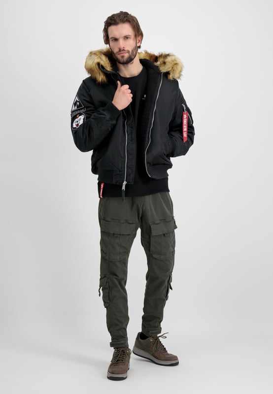 Esta chaqueta elegante y abrigada es perfecta para los fríos días de invierno. Con un corte regular, parches bordados en las mangas y un RBF Tag, esta chaqueta ofrece comodidad y estilo durante toda la temporada.