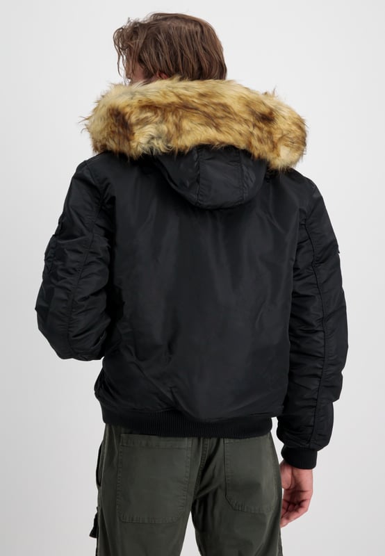 Esta chaqueta elegante y abrigada es perfecta para los fríos días de invierno. Con un corte regular, parches bordados en las mangas y un RBF Tag, esta chaqueta ofrece comodidad y estilo durante toda la temporada.
