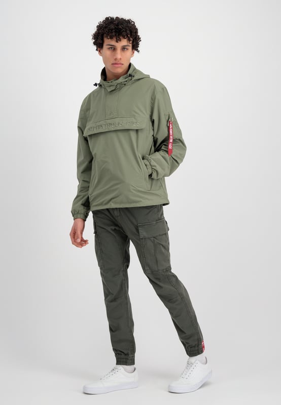 Embroidery Logo Anorak El anorak Embroidery Logo de ALPHA INDUSTRIES es el compañero perfecto para la temporada de entretiempo. El anorak, de corte regular, está ligeramente acolchado y ofrece así una agradable sensación al llevarlo. Los bolsillos laterales proporcionan espacio suficiente para los objetos esenciales. El logotipo bordado en el pecho completa el look moderno.