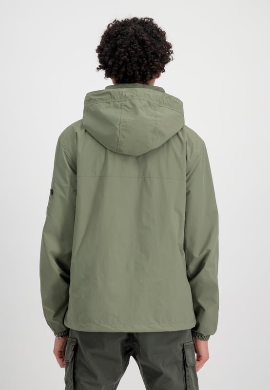 Embroidery Logo Anorak El anorak Embroidery Logo de ALPHA INDUSTRIES es el compañero perfecto para la temporada de entretiempo. El anorak, de corte regular, está ligeramente acolchado y ofrece así una agradable sensación al llevarlo. Los bolsillos laterales proporcionan espacio suficiente para los objetos esenciales. El logotipo bordado en el pecho completa el look moderno.