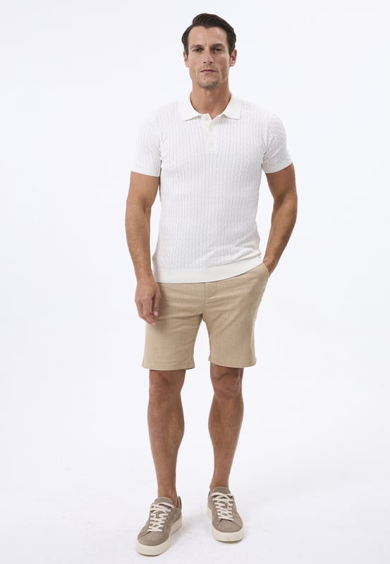 Bringen Sie Ihre Garderobe auf ein neues Level mit der perfekten Kombination aus Komfort und zeitlosem Stil. Dieses kurzärmelige Hemd von Felix Hardy besteht aus 100 % hochwertiger Baumwolle und bietet Atmungsaktivität sowie ein weiches Tragegefühl – ideal für warme Tage. Der leichte, gewebte Baumwollstoff sorgt für optimale Luftzirkulation, hält Sie kühl und verleiht gleichzeitig einen gepflegten Look. Die kurzen Ärmel und die taillierte Passform machen es vielseitig einsetzbar – perfekt für sowohl legere als auch semi-formelle Anlässe. Mit einer langlebigen, hochwertigen Verarbeitung bietet dieses Hemd eine lange Lebensdauer und behält auch nach mehreren Wäschen seine Form und Farbe. Ob mit Chinos für einen smart-casual Look oder mit Jeans für einen entspannten Stil – dieses Hemd passt sich mühelos jeder Gelegenheit an.