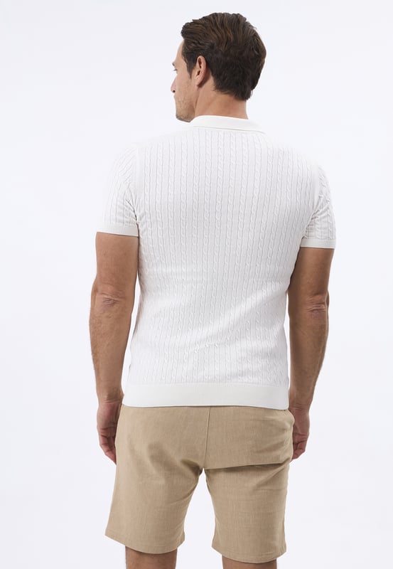 Bringen Sie Ihre Garderobe auf ein neues Level mit der perfekten Kombination aus Komfort und zeitlosem Stil. Dieses kurzärmelige Hemd von Felix Hardy besteht aus 100 % hochwertiger Baumwolle und bietet Atmungsaktivität sowie ein weiches Tragegefühl – ideal für warme Tage. Der leichte, gewebte Baumwollstoff sorgt für optimale Luftzirkulation, hält Sie kühl und verleiht gleichzeitig einen gepflegten Look. Die kurzen Ärmel und die taillierte Passform machen es vielseitig einsetzbar – perfekt für sowohl legere als auch semi-formelle Anlässe. Mit einer langlebigen, hochwertigen Verarbeitung bietet dieses Hemd eine lange Lebensdauer und behält auch nach mehreren Wäschen seine Form und Farbe. Ob mit Chinos für einen smart-casual Look oder mit Jeans für einen entspannten Stil – dieses Hemd passt sich mühelos jeder Gelegenheit an.
