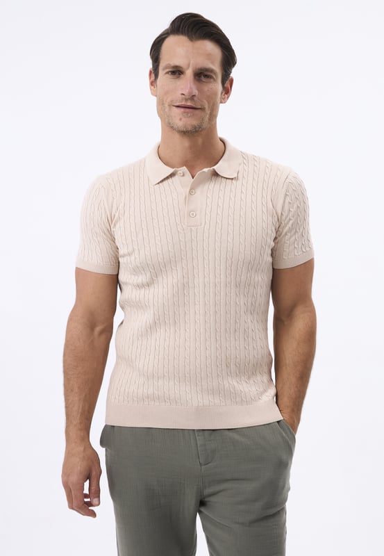 Bringen Sie Ihre Garderobe auf ein neues Level mit der perfekten Kombination aus Komfort und zeitlosem Stil. Dieses kurzärmelige Hemd von Felix Hardy besteht aus 100 % hochwertiger Baumwolle und bietet Atmungsaktivität sowie ein weiches Tragegefühl – ideal für warme Tage. Der leichte, gewebte Baumwollstoff sorgt für optimale Luftzirkulation, hält Sie kühl und verleiht gleichzeitig einen gepflegten Look. Die kurzen Ärmel und die taillierte Passform machen es vielseitig einsetzbar – perfekt für sowohl legere als auch semi-formelle Anlässe. Mit einer langlebigen, hochwertigen Verarbeitung bietet dieses Hemd eine lange Lebensdauer und behält auch nach mehreren Wäschen seine Form und Farbe. Ob mit Chinos für einen smart-casual Look oder mit Jeans für einen entspannten Stil – dieses Hemd passt sich mühelos jeder Gelegenheit an.