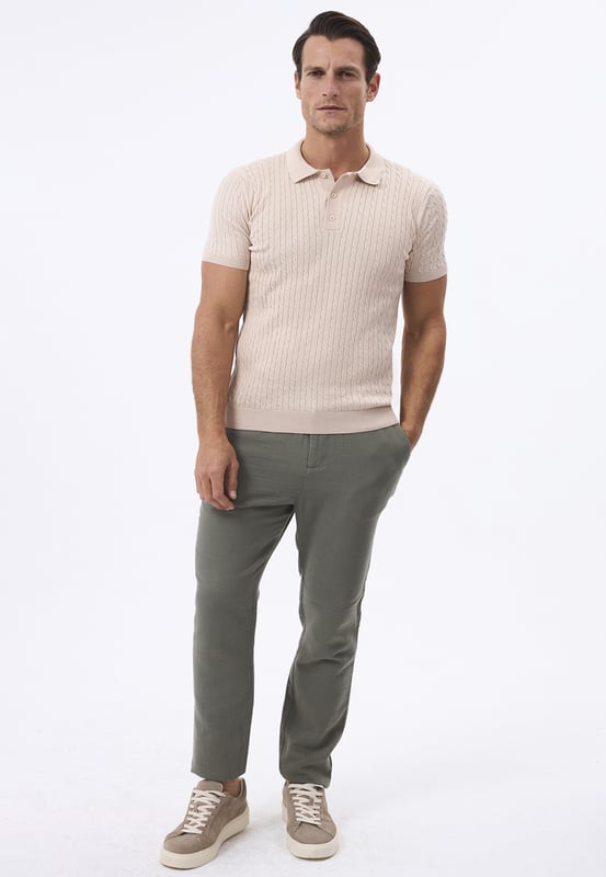 Bringen Sie Ihre Garderobe auf ein neues Level mit der perfekten Kombination aus Komfort und zeitlosem Stil. Dieses kurzärmelige Hemd von Felix Hardy besteht aus 100 % hochwertiger Baumwolle und bietet Atmungsaktivität sowie ein weiches Tragegefühl – ideal für warme Tage. Der leichte, gewebte Baumwollstoff sorgt für optimale Luftzirkulation, hält Sie kühl und verleiht gleichzeitig einen gepflegten Look. Die kurzen Ärmel und die taillierte Passform machen es vielseitig einsetzbar – perfekt für sowohl legere als auch semi-formelle Anlässe. Mit einer langlebigen, hochwertigen Verarbeitung bietet dieses Hemd eine lange Lebensdauer und behält auch nach mehreren Wäschen seine Form und Farbe. Ob mit Chinos für einen smart-casual Look oder mit Jeans für einen entspannten Stil – dieses Hemd passt sich mühelos jeder Gelegenheit an.