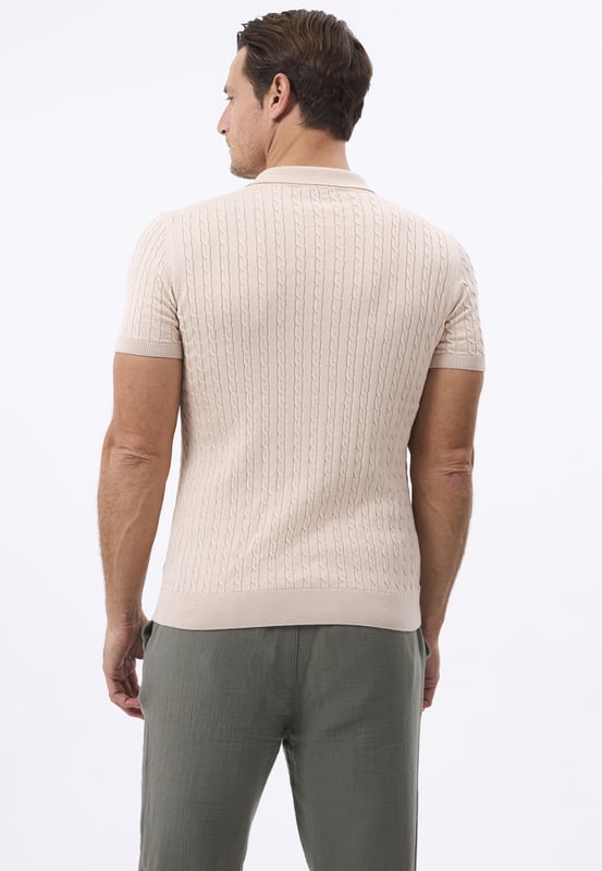 Bringen Sie Ihre Garderobe auf ein neues Level mit der perfekten Kombination aus Komfort und zeitlosem Stil. Dieses kurzärmelige Hemd von Felix Hardy besteht aus 100 % hochwertiger Baumwolle und bietet Atmungsaktivität sowie ein weiches Tragegefühl – ideal für warme Tage. Der leichte, gewebte Baumwollstoff sorgt für optimale Luftzirkulation, hält Sie kühl und verleiht gleichzeitig einen gepflegten Look. Die kurzen Ärmel und die taillierte Passform machen es vielseitig einsetzbar – perfekt für sowohl legere als auch semi-formelle Anlässe. Mit einer langlebigen, hochwertigen Verarbeitung bietet dieses Hemd eine lange Lebensdauer und behält auch nach mehreren Wäschen seine Form und Farbe. Ob mit Chinos für einen smart-casual Look oder mit Jeans für einen entspannten Stil – dieses Hemd passt sich mühelos jeder Gelegenheit an.