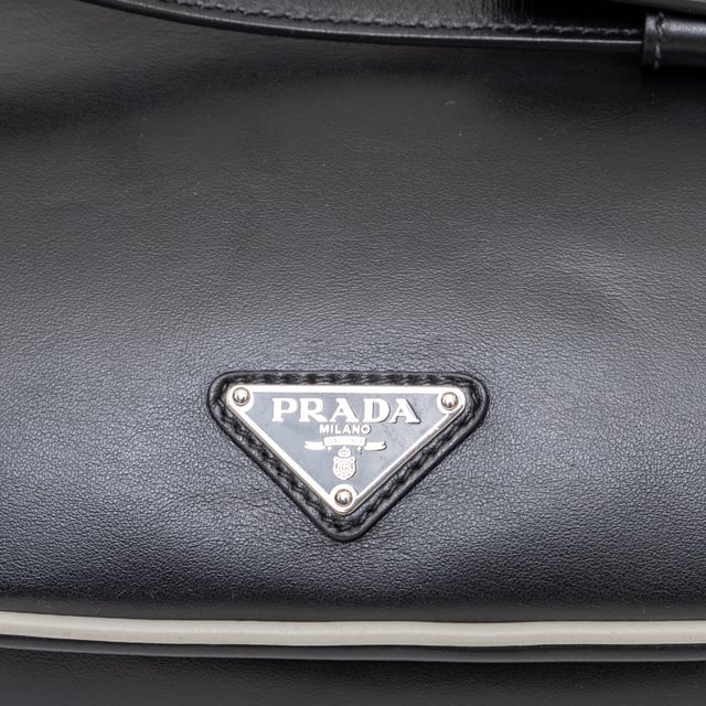 Prada Ledergürteltasche – 10er Empfohlener Verkaufspreis
Lieferumfang: Staubbeutel
Gesicherte Echtheit: Dieses Produkt wird von einem renommierten und vertrauenswürdigen Partner geliefert.
Mit diesem Kauf bewahren Sie ikonische Handwerkskunst, würdigen Traditionen und genießen die Schönheit des bewussten Einkaufens. Maße: Breite: 762 mm, Höhe: 381 mm, Armbandlänge: 84–112 mm