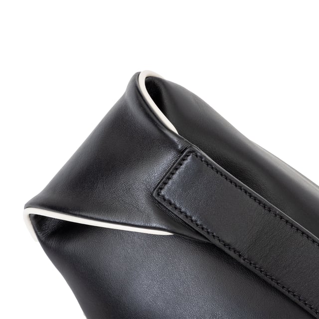 Prada Ledergürteltasche – 10er Empfohlener Verkaufspreis
Lieferumfang: Staubbeutel
Gesicherte Echtheit: Dieses Produkt wird von einem renommierten und vertrauenswürdigen Partner geliefert.
Mit diesem Kauf bewahren Sie ikonische Handwerkskunst, würdigen Traditionen und genießen die Schönheit des bewussten Einkaufens. Maße: Breite: 762 mm, Höhe: 381 mm, Armbandlänge: 84–112 mm