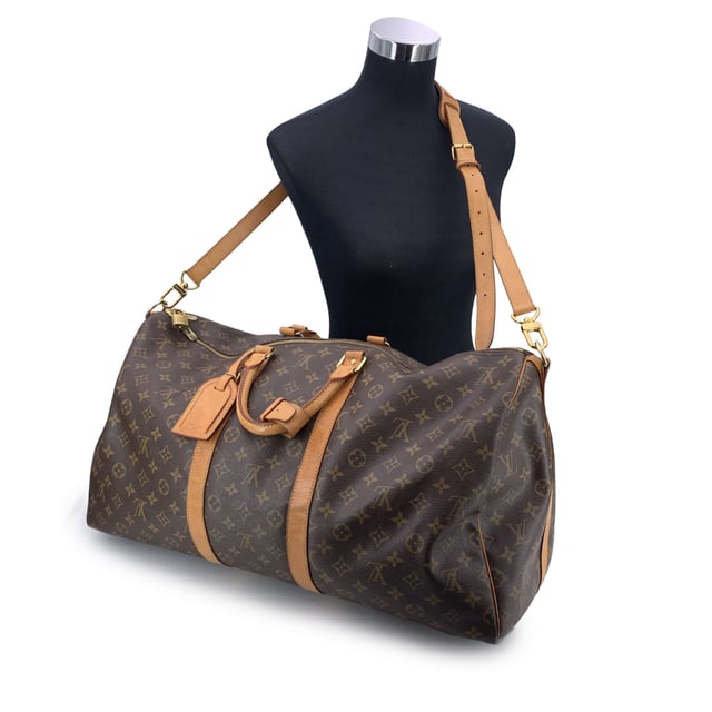 VINTAGE, RRP AS NEW
For the true traveler at heart, the Louis Vuitton Keepall 55 Bandoulière, is more than just a bag-it's a companion built for adventure, designed with timeless elegance and unmistakable heritage. Crafted in Louis Vuitton's signature Monogram canvas and elevated with natural cowhide leather trim, this model strikes the perfect balance between classic luxury and modern edge.  Its generous size makes it ideal for a weekend escape, while thoughtful Condition Rating: B - VERY GOOD CONDITIONCondition Details: Gently used. Some normal wear of use on bottom corners. Some normal wear and light darkness of use on leather trim. Minimal marks on canvas (light brown marks). Padlock is included (but no keys). Please check the photos carefully and ask if you need to know more details or if you have any doubts.Measurements (cm):Depth: 25.4Height: 29.2Length: 55.2Other Details: Dustbag? NoKeys? n.a.Box? No Measurments:  width: 254 mm length: 552 mm height: 292 mm