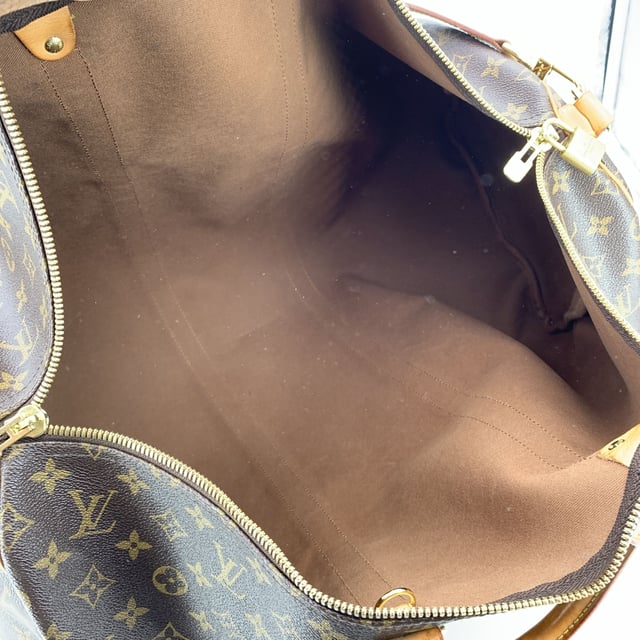 VINTAGE, RRP AS NEW
For the true traveler at heart, the Louis Vuitton Keepall 55 Bandoulière, is more than just a bag-it's a companion built for adventure, designed with timeless elegance and unmistakable heritage. Crafted in Louis Vuitton's signature Monogram canvas and elevated with natural cowhide leather trim, this model strikes the perfect balance between classic luxury and modern edge.  Its generous size makes it ideal for a weekend escape, while thoughtful Condition Rating: B - VERY GOOD CONDITIONCondition Details: Gently used. Some normal wear of use on bottom corners. Some normal wear and light darkness of use on leather trim. Minimal marks on canvas (light brown marks). Padlock is included (but no keys). Please check the photos carefully and ask if you need to know more details or if you have any doubts.Measurements (cm):Depth: 25.4Height: 29.2Length: 55.2Other Details: Dustbag? NoKeys? n.a.Box? No Measurments:  width: 254 mm length: 552 mm height: 292 mm