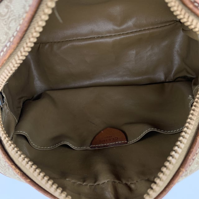 VINTAGE, RRP AS NEW
Embrace classic elegance with this beautiful vintage Celine small Macadam crossbody bag-a timeless piece that captures the charm of 1990s-era luxury. Expertly crafted from Celine's signature beige Macadam vinyl canvas and accented with light brown genuine leather trim, this compact silhouette is both chic and practical.  The bag features gold metal hardware that adds a touch of shine, while the adjustable leather shoulder strap ensures comfortable crossbody wear. An upper zipper closure opens to reveal a clean leather-lined interior, complete with a side zip pocket for your essentials.  Inside, the "Celine Paris" tag and Made in Italy stamp attest to its craftsmanship. Whether you're strolling through the city or dressing up your everyday look, this vintage Celine crossbody brings understated sophistication to every outfit Condition Rating: B - VERY GOOD CONDITIONCondition Details: Gently used. Some wear of use (scratches) leather trim and shoulder strap (especially on bottom corners). Some scratches on the internal lining. Please check the photos carefully and ask if you need to know more details or if you have any doubts.Measurements (cm):Depth: 7.6Height: 12.7Length: 19.1Other Details: Dustbag? NoKeys? NoBox? No Measurments:  width: 76 mm length: 191 mm height: 127 mm