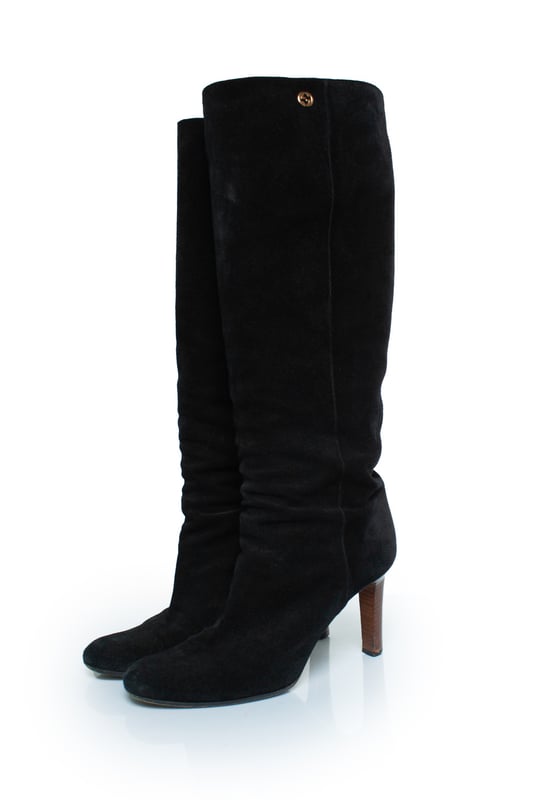 VINTAGE, RRP AS NEW
Gucci Black suede knee boots with GG logo. The item is in good condition lights signs of wear on the toes and heels.