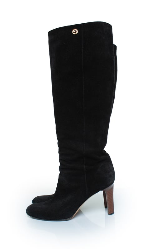 VINTAGE, RRP AS NEW
Gucci Black suede knee boots with GG logo. The item is in good condition lights signs of wear on the toes and heels.