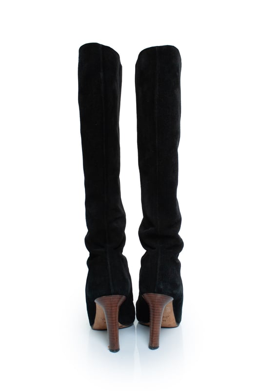 VINTAGE, RRP AS NEW
Gucci Black suede knee boots with GG logo. The item is in good condition lights signs of wear on the toes and heels.