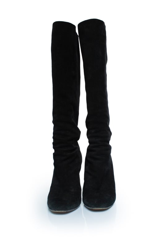 VINTAGE, RRP AS NEW
Gucci Black suede knee boots with GG logo. The item is in good condition lights signs of wear on the toes and heels.