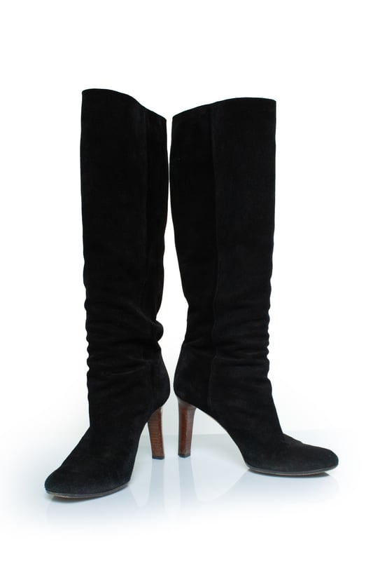 VINTAGE, RRP AS NEW
Gucci Black suede knee boots with GG logo. The item is in good condition lights signs of wear on the toes and heels.