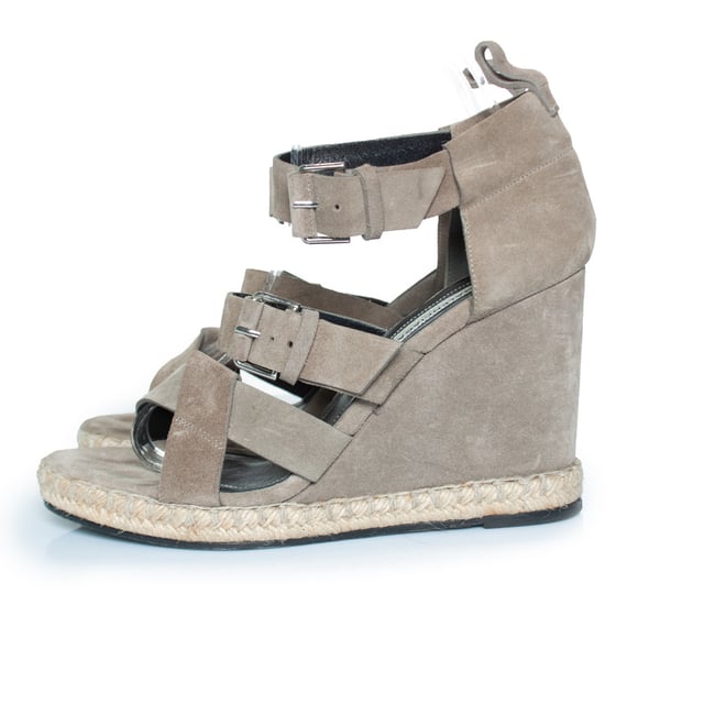 Empfohlener Verkaufspreis
Balenciaga Keilsandalette aus grauem Wildleder. Der Artikel ist in gutem Zustand.