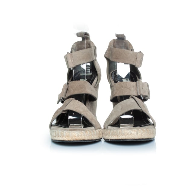 Empfohlener Verkaufspreis
Balenciaga Keilsandalette aus grauem Wildleder. Der Artikel ist in gutem Zustand.