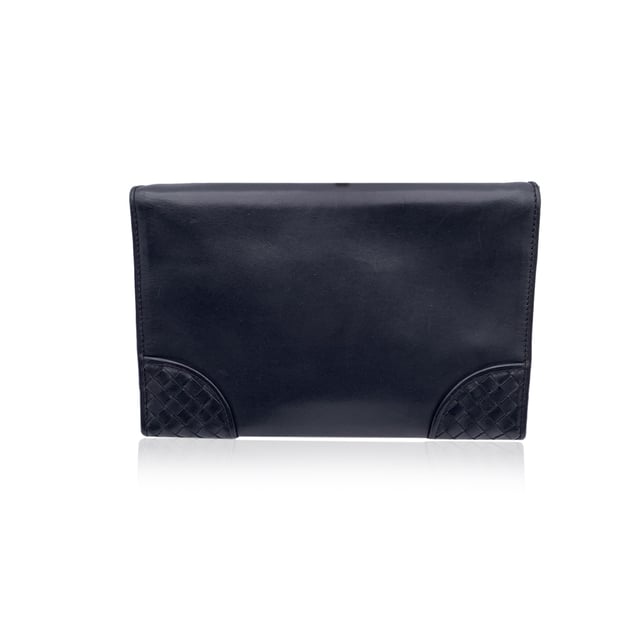 VINTAGE, RRP AS NEW
Understated elegance meets artisanal mastery in this vintage Bottega Veneta black leather wrist bag. Crafted in supple leather, this sleek piece is elevated by the brand's signature Intrecciato weave, subtly framing the corners and flap closure - a quiet nod to Bottega's heritage of handwoven luxury.  The structured flap front secures with a classic lock closure, opening to reveal a minimalist black fabric-lined interior, just enough for your essentials. A leather wrist strap adds both function and flair, making it the perfect companion for evenings out or a refined daytime statement.  Inside, the engraved 'Bottega Veneta - Made in Italy' inscription confirms what the craftsmanship already suggests: this is quiet luxury at its finest, designed to be worn, admired, and passed on. Condition Rating: B - VERY GOOD CONDITIONCondition Details: Some light scratches on leather due to normal use. Please check the photos carefully and ask if you need to know more details or if you have any doubts.Measurements (cm):Depth: 5.1Height: 16.5Length: 24.1Other Details: Dustbag? YesKeys? NoBox? No Measurments:  width: 51 mm length: 241 mm height: 165 mm