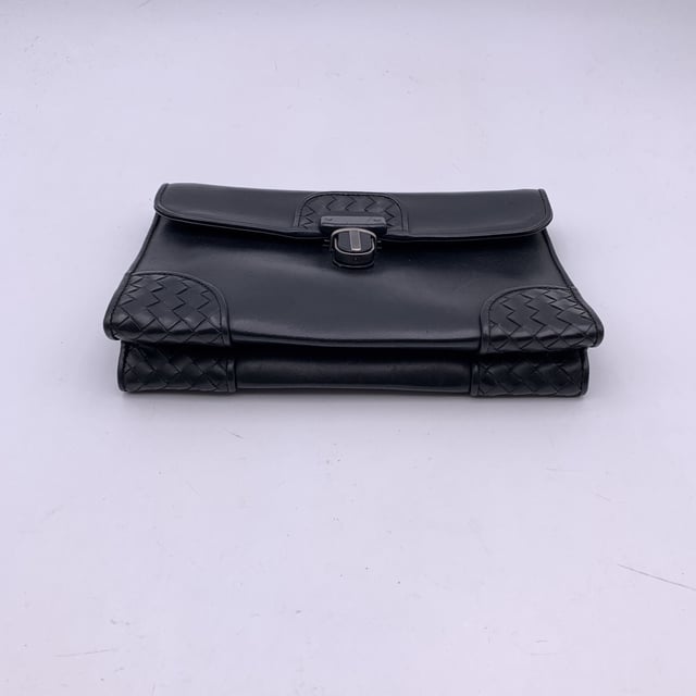 VINTAGE, RRP AS NEW
Understated elegance meets artisanal mastery in this vintage Bottega Veneta black leather wrist bag. Crafted in supple leather, this sleek piece is elevated by the brand's signature Intrecciato weave, subtly framing the corners and flap closure - a quiet nod to Bottega's heritage of handwoven luxury.  The structured flap front secures with a classic lock closure, opening to reveal a minimalist black fabric-lined interior, just enough for your essentials. A leather wrist strap adds both function and flair, making it the perfect companion for evenings out or a refined daytime statement.  Inside, the engraved 'Bottega Veneta - Made in Italy' inscription confirms what the craftsmanship already suggests: this is quiet luxury at its finest, designed to be worn, admired, and passed on. Condition Rating: B - VERY GOOD CONDITIONCondition Details: Some light scratches on leather due to normal use. Please check the photos carefully and ask if you need to know more details or if you have any doubts.Measurements (cm):Depth: 5.1Height: 16.5Length: 24.1Other Details: Dustbag? YesKeys? NoBox? No Measurments:  width: 51 mm length: 241 mm height: 165 mm