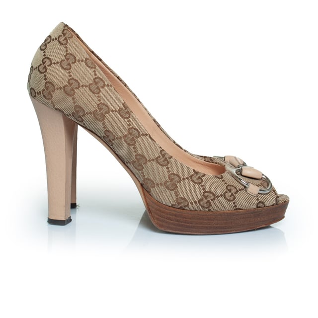 VINTAGE, RRP AS NEW
Gucci GG canvas horse bit peep-toe pumps in brown and beige. Light signs of wear on the heels further in good condition. Comes with box dustbags and cards