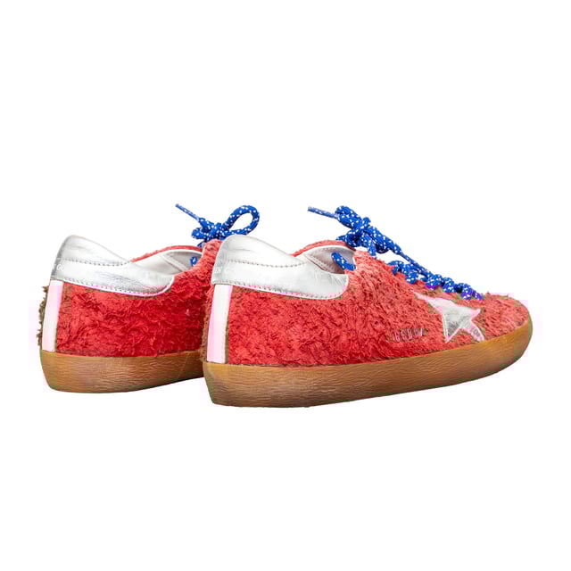Empfohlener Verkaufspreis
Weiche, rote Wildleder-Sneaker mit Felleffekt, silbernen Verzierungen, Sternenakzenten und blauer Schnürung im Low-Top-Design für einen auffälligen Look.

Anmerkungen: Es sind einige Mängel vorhanden. Maße: Länge: 285 mm