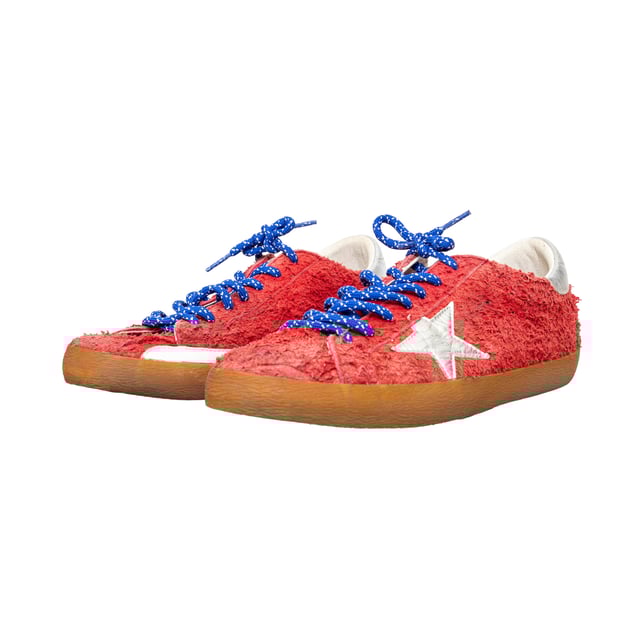 Empfohlener Verkaufspreis
Weiche, rote Wildleder-Sneaker mit Felleffekt, silbernen Verzierungen, Sternenakzenten und blauer Schnürung im Low-Top-Design für einen auffälligen Look.

Anmerkungen: Es sind einige Mängel vorhanden. Maße: Länge: 285 mm