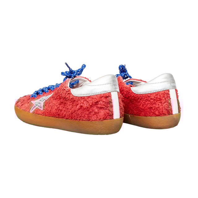 Empfohlener Verkaufspreis
Weiche, rote Wildleder-Sneaker mit Felleffekt, silbernen Verzierungen, Sternenakzenten und blauer Schnürung im Low-Top-Design für einen auffälligen Look.

Anmerkungen: Es sind einige Mängel vorhanden. Maße: Länge: 285 mm