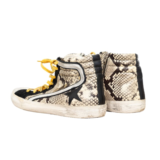 Empfohlener Verkaufspreis
Golden Goose High Top Sneaker mit Used-Look, bedrucktem Schlangenleder und gelber Schnürung mit Markenemblem für einen mutigen Streetstyle. Maße: Länge: 762 mm