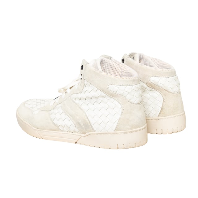VINTAGE, RRP AS NEW
Elevate your casual style with Bottega Veneta Intrecciato Leather Sneakers. Made with grey suede and white leather, these high top sneakers feature the iconic intrecciato leather design for a touch of brand emblem. With a lace up vamp, they are perfect for any outfit.
Remarks: There are some signs of wear. The size is not indicated, fits like a IT 44. Measurments:  length: 746 mm