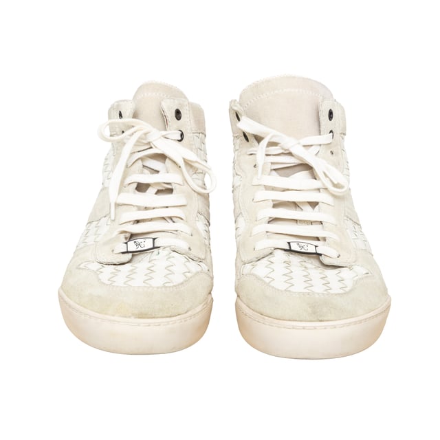 VINTAGE, RRP AS NEW
Elevate your casual style with Bottega Veneta Intrecciato Leather Sneakers. Made with grey suede and white leather, these high top sneakers feature the iconic intrecciato leather design for a touch of brand emblem. With a lace up vamp, they are perfect for any outfit.
Remarks: There are some signs of wear. The size is not indicated, fits like a IT 44. Measurments:  length: 746 mm
