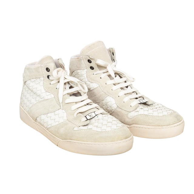 VINTAGE, RRP AS NEW
Elevate your casual style with Bottega Veneta Intrecciato Leather Sneakers. Made with grey suede and white leather, these high top sneakers feature the iconic intrecciato leather design for a touch of brand emblem. With a lace up vamp, they are perfect for any outfit.
Remarks: There are some signs of wear. The size is not indicated, fits like a IT 44. Measurments:  length: 746 mm