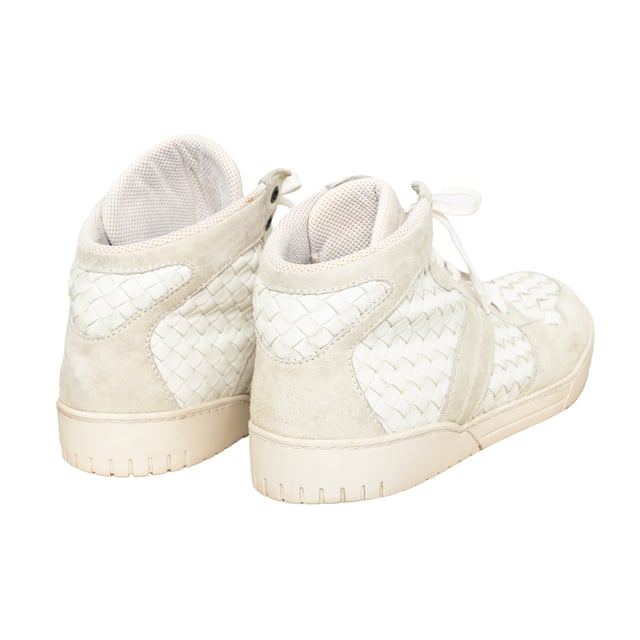 VINTAGE, RRP AS NEW
Elevate your casual style with Bottega Veneta Intrecciato Leather Sneakers. Made with grey suede and white leather, these high top sneakers feature the iconic intrecciato leather design for a touch of brand emblem. With a lace up vamp, they are perfect for any outfit.
Remarks: There are some signs of wear. The size is not indicated, fits like a IT 44. Measurments:  length: 746 mm