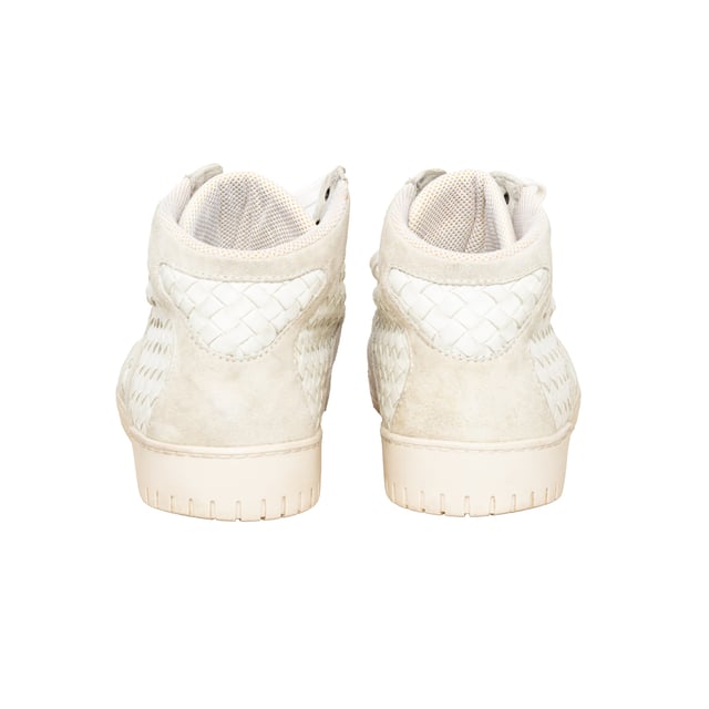 VINTAGE, RRP AS NEW
Elevate your casual style with Bottega Veneta Intrecciato Leather Sneakers. Made with grey suede and white leather, these high top sneakers feature the iconic intrecciato leather design for a touch of brand emblem. With a lace up vamp, they are perfect for any outfit.
Remarks: There are some signs of wear. The size is not indicated, fits like a IT 44. Measurments:  length: 746 mm