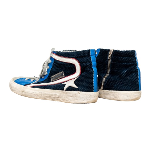 Empfohlener Verkaufspreis
Diese Sneaker im High-Top-Design mit Vintage-Used-Effekt und dunkelblauem Cord mit Lederbesatz präsentieren sich mit einem Logo und einem charakteristischen Stern-Patch für einen auffälligen Stil. Maße: Länge: 777 mm