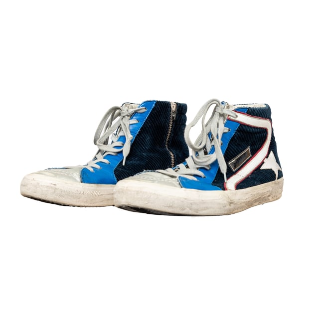Empfohlener Verkaufspreis
Diese Sneaker im High-Top-Design mit Vintage-Used-Effekt und dunkelblauem Cord mit Lederbesatz präsentieren sich mit einem Logo und einem charakteristischen Stern-Patch für einen auffälligen Stil. Maße: Länge: 777 mm