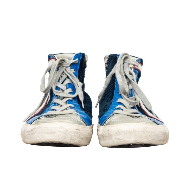 Empfohlener Verkaufspreis
Diese Sneaker im High-Top-Design mit Vintage-Used-Effekt und dunkelblauem Cord mit Lederbesatz präsentieren sich mit einem Logo und einem charakteristischen Stern-Patch für einen auffälligen Stil. Maße: Länge: 777 mm