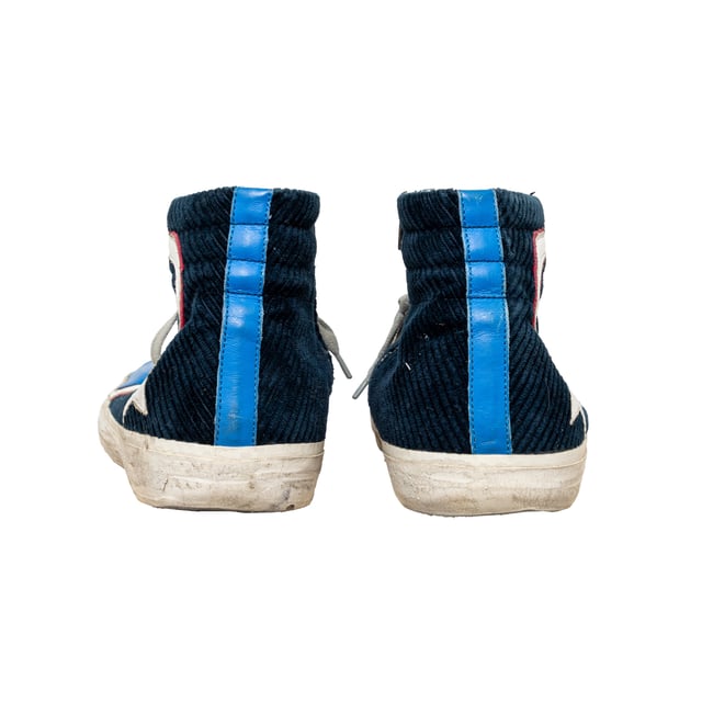 Empfohlener Verkaufspreis
Diese Sneaker im High-Top-Design mit Vintage-Used-Effekt und dunkelblauem Cord mit Lederbesatz präsentieren sich mit einem Logo und einem charakteristischen Stern-Patch für einen auffälligen Stil. Maße: Länge: 777 mm