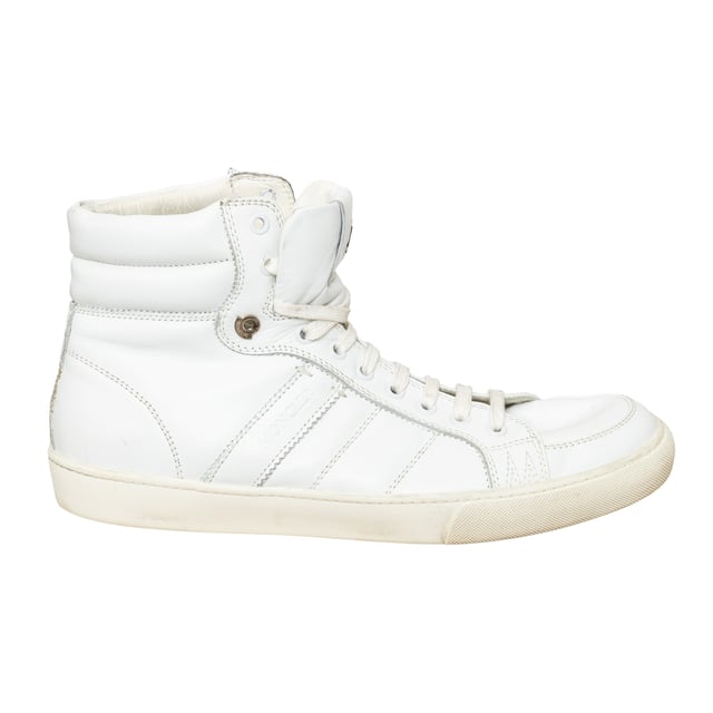 VINTAGE, RRP AS NEW
Elevate your leisure wear with Moncler Lyon High Top Sneakers. Crafted from supple white leather, these sneakers offer luxurious comfort while maintaining a casual look. Featuring discrete branding on the tongue and heel, these high-top trainers are the epitome of elevated sportswear.
Inclusion: dust bag.
Remarks: There are some stain spots inside and some signs of wear.  Measurments:  length: 746 mm
