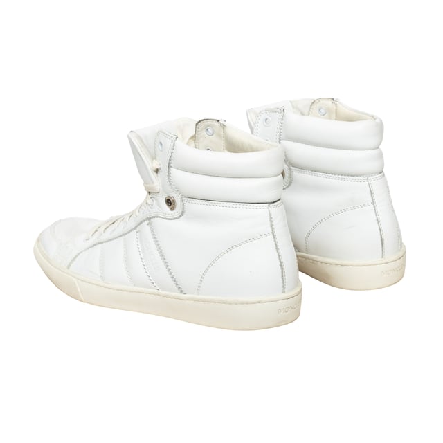 VINTAGE, RRP AS NEW
Elevate your leisure wear with Moncler Lyon High Top Sneakers. Crafted from supple white leather, these sneakers offer luxurious comfort while maintaining a casual look. Featuring discrete branding on the tongue and heel, these high-top trainers are the epitome of elevated sportswear.
Inclusion: dust bag.
Remarks: There are some stain spots inside and some signs of wear.  Measurments:  length: 746 mm