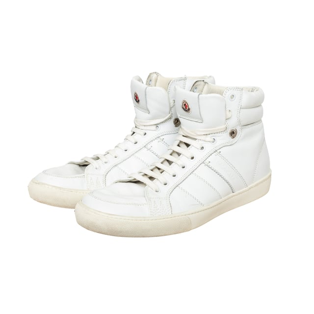 VINTAGE, RRP AS NEW
Elevate your leisure wear with Moncler Lyon High Top Sneakers. Crafted from supple white leather, these sneakers offer luxurious comfort while maintaining a casual look. Featuring discrete branding on the tongue and heel, these high-top trainers are the epitome of elevated sportswear.
Inclusion: dust bag.
Remarks: There are some stain spots inside and some signs of wear.  Measurments:  length: 746 mm