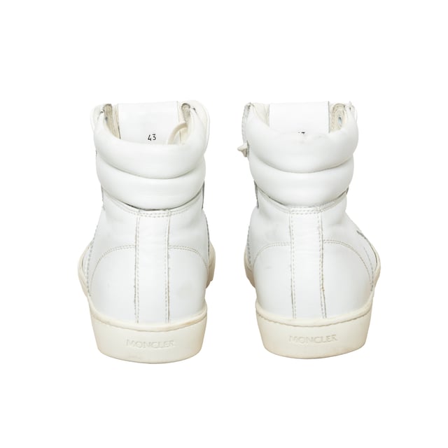 VINTAGE, RRP AS NEW
Elevate your leisure wear with Moncler Lyon High Top Sneakers. Crafted from supple white leather, these sneakers offer luxurious comfort while maintaining a casual look. Featuring discrete branding on the tongue and heel, these high-top trainers are the epitome of elevated sportswear.
Inclusion: dust bag.
Remarks: There are some stain spots inside and some signs of wear.  Measurments:  length: 746 mm