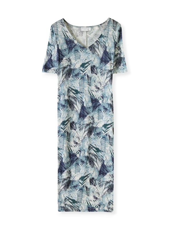 Linen Blend V Neck Midi Dress offers a new dress shape in our classic linen and  cotton blend jersey, which features a beautiful textured slub in the fabric. The cocoon-shaped dress with half-length slim-fitting sleeves and a split in the back centre hem offers ease of movement. Featuring practical pockets in the side seams and a flattering midi length, this dress offers an elegant and classic addition to your wardrobe.