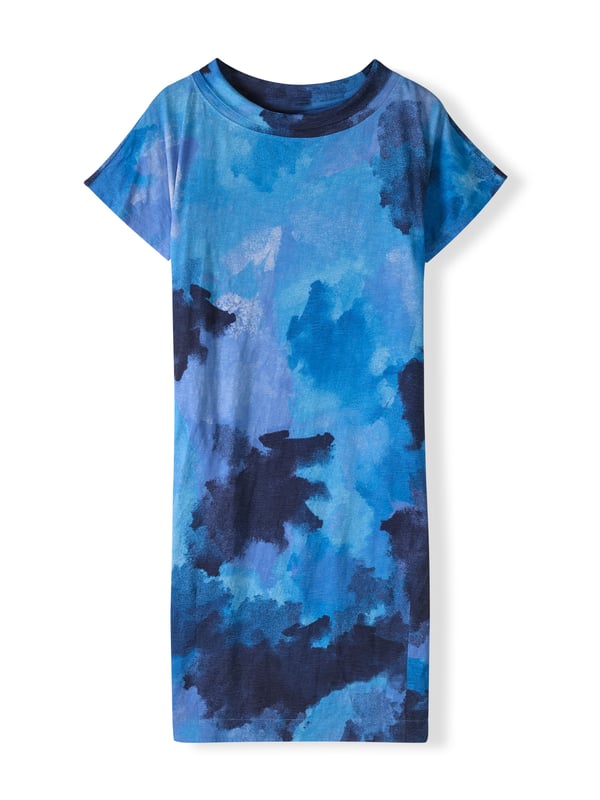 This knee-length dress offers a relaxed, straight fit with a folded boat collar and grown-on sleeves. The slub jersey fabric adds subtle texture, while practical side seam pockets provide versatility for everyday wear.